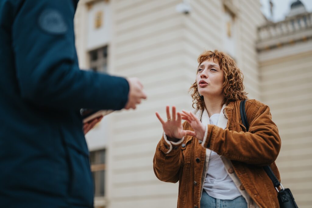 Un jeune représentant des ventes effectue une activité de marketing direct auprès d’un client
